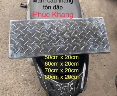 Mâm cầu thang sắt - Mâm cầu thang tôn sắt dập, dày 1.4li - Mẫu mới chống trượt
