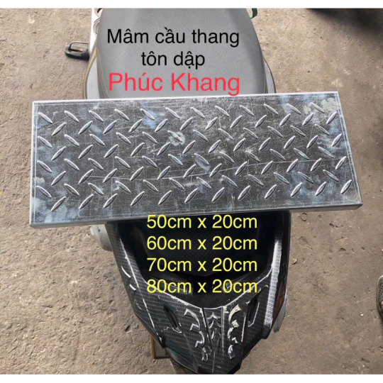Mâm cầu thang sắt - Mâm cầu thang tôn sắt dập, dày 1.4li - Mẫu mới chống trượt